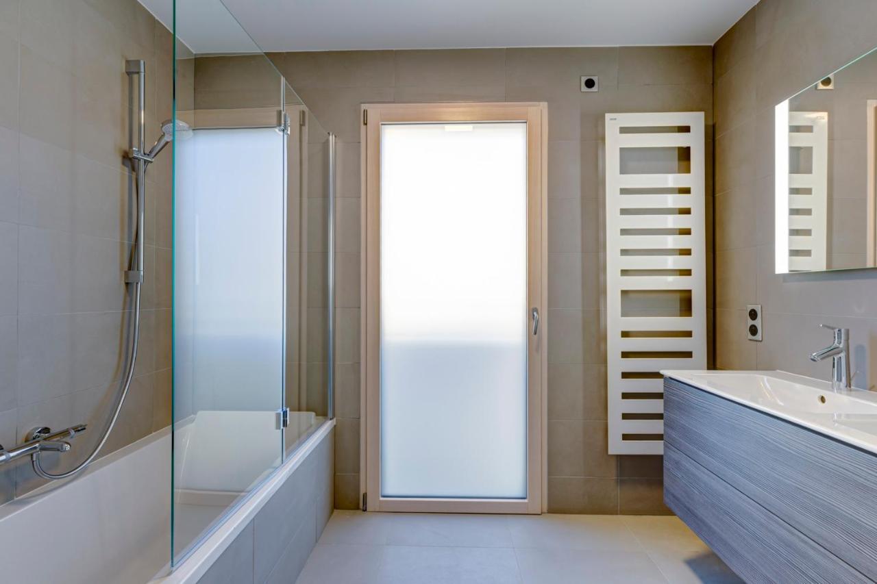 Serenity - 3 Bedroom Top Floor Apartment Parking & Lake View Terrace อานซี ภายนอก รูปภาพ